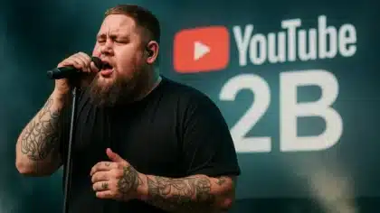 Chanteur Rag n Bon Man, en concert devant un écran affichant le logo YouTube et 2B, célébrant les 2 milliards de vues.